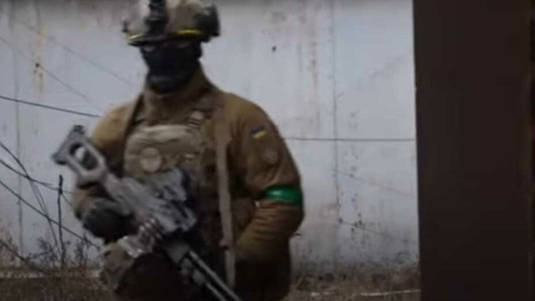 Soldado ucraniano pede pressa na entrega de armas: "Posso morrer aqui"
