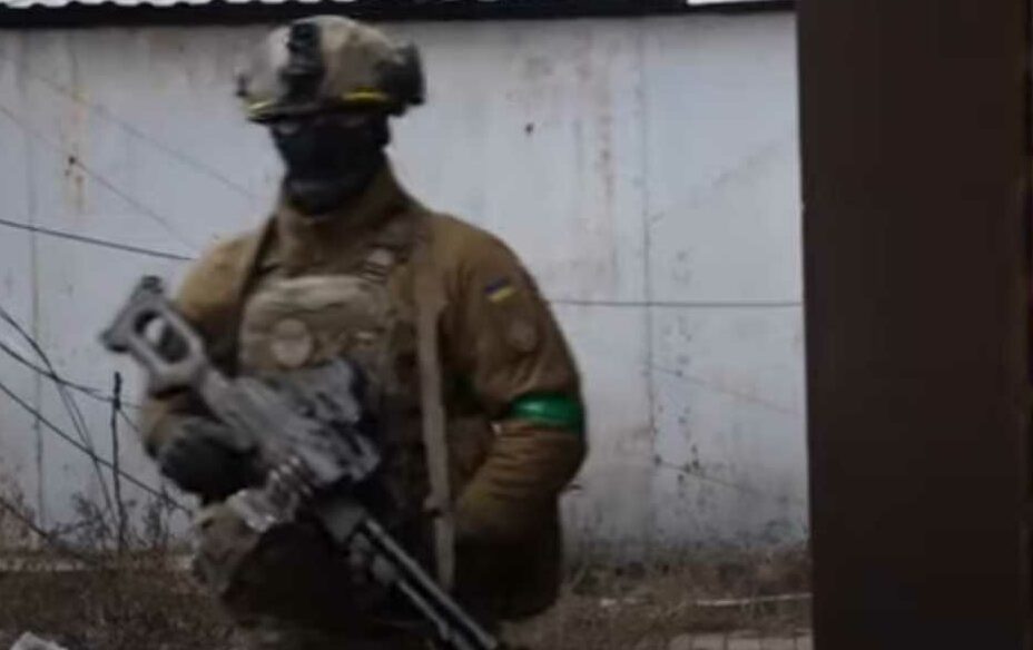 Soldado ucraniano pede pressa na entrega de armas: "Posso morrer aqui"