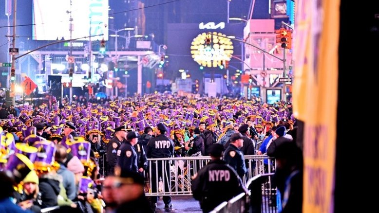 Agressor de policiais no Ano Novo é preso em Nova York