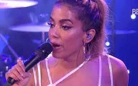 BBB23: Anitta esquece letra da própria música durante show na festa