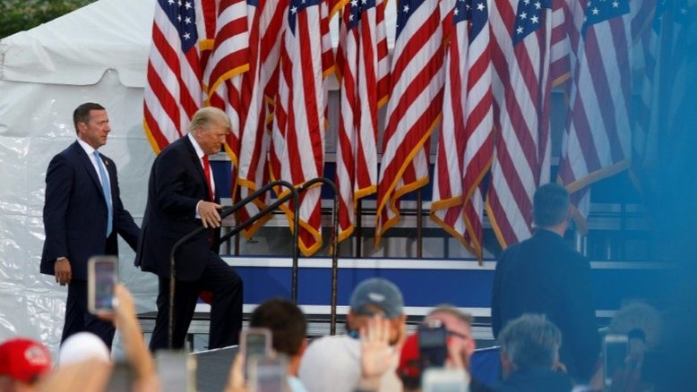 Um Trump 'furioso' tenta impulsionar sua candidatura à Casa Branca em 2024