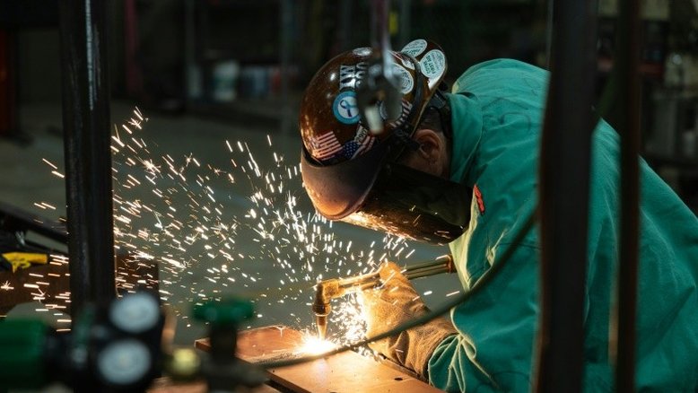 Mercado de trabalho dos EUA resiste e surpreende novamente em dezembro