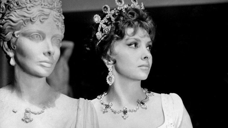 A atriz italiana Gina Lollobrigida posa durante as filmagens do filme "Venus Imperial", em 1962