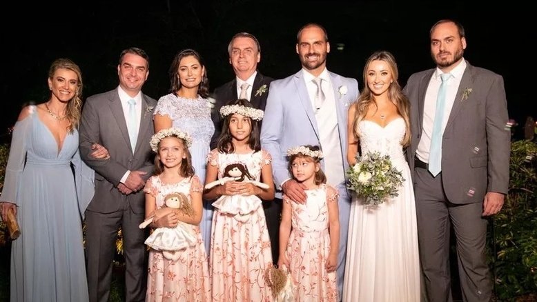 Além da política, família Bolsonaro atua como influencer, tiktoker e social media; entenda