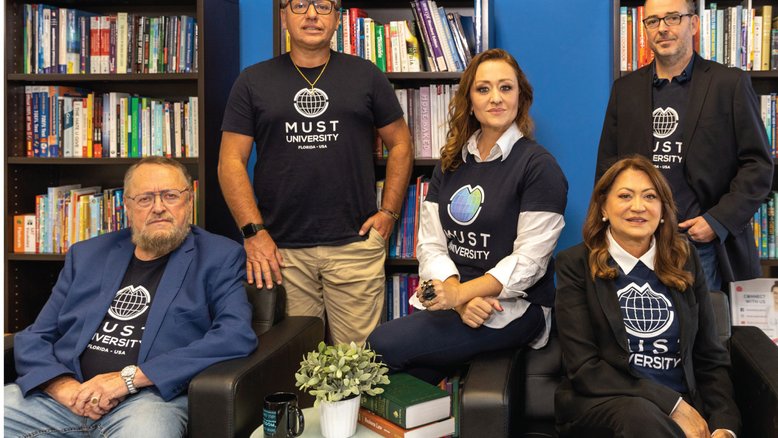 Sentados, Profº Antônio Carbonari Netto e Profª. Maria Elisa Carbonari (fundadores da MUST University). Ao centro, Silvio Vicente Meneghello (Diretor de Marketing, Giulianna Carbonari Meneghello (Presidente da MUST University) e Renato de Souza (Presidente do Conselho). (Crédito: Divulgação)