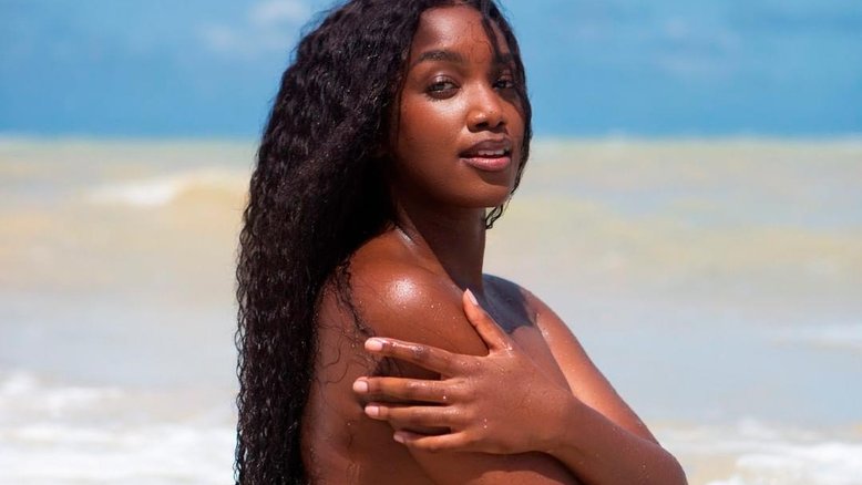 Iza tira a roupa durante visita a praia