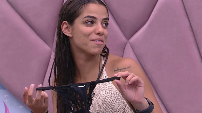 BBB23: Antes do paredão, Key Alves e Gustavo se presenteiam com roupas íntimas