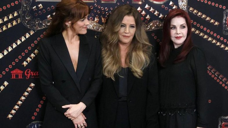 Filha de Lisa Marie Presley posta foto em homenagem à mãe