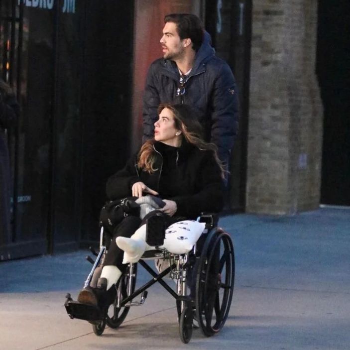 Apresentadora Luciana Gimenez de cadeira de rodas (Foto: Reprodução)