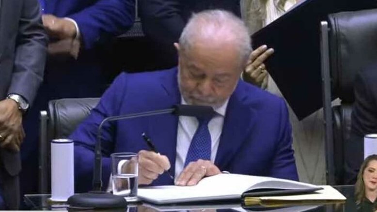 Lula assina termo de posse na Presidência