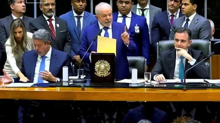 Lula assume presidência da República com discurso em defesa da soberania popular: 'Democracia para sempre'