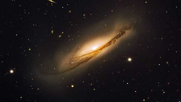 Nesta imagem, destaca-se a galáxia espiral NGC 3190, que tem braços bem enrolados e uma forma distorcida, vista pelo Very Large Telescope, do ESO. A supernova SN 2002bo pode ser vista em meio ao 'V' das faixas de poeira, na parte sudoeste de NGC 3190. Outra supernova observada e documentada nesta mesma galáxia, a SN 2002cv, está obscurecida por uma grande quantidade de poeira e, portanto, não está visível. NGC 3190 fica a 60 milhões de anos-luz de distância, na direção da Constelação de Leão