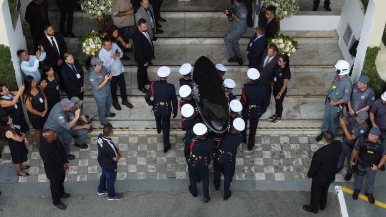 Corpo de Pelé é sepultado em cemitério de Santos