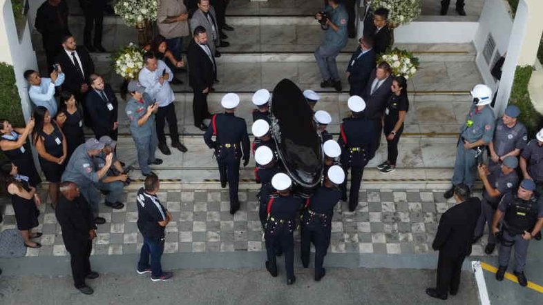 Corpo de Pelé é sepultado em cemitério de Santos