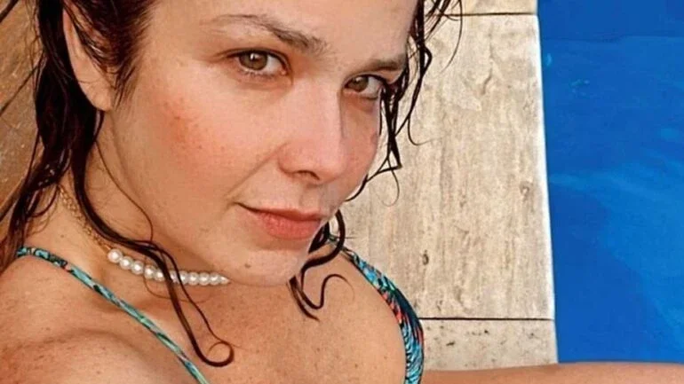 Vídeo: Samara Felippo posa de biquíni na piscina