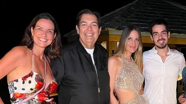 Faustão compartilha foto rara ao lado de esposa, filhos, genro e nora
