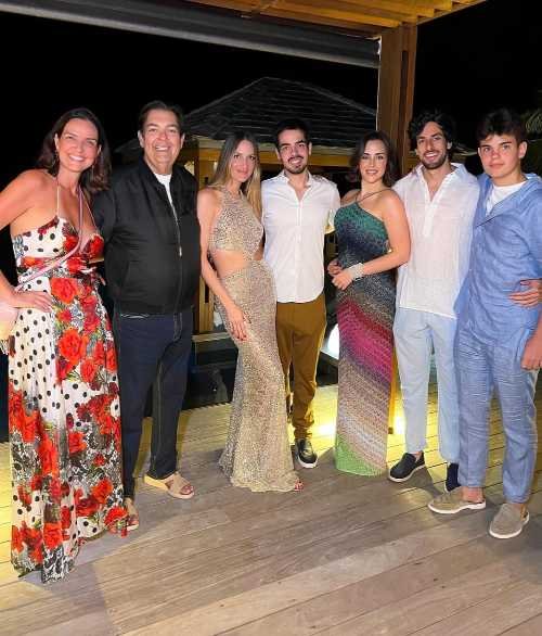 Faustão compartilha foto rara ao lado de esposa, filhos, genro e nora