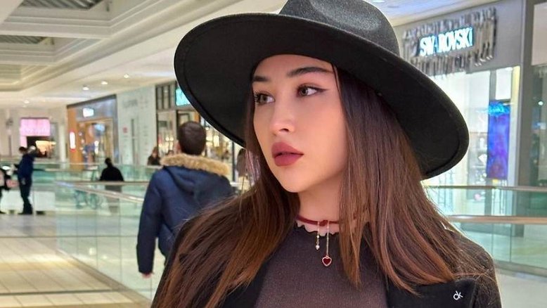 Com seios à mostra em shopping, influencer do OnlyFans provoca seguidores