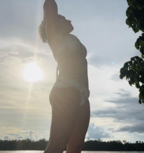 Aos 59 anos, Gloria Pires compartilha fotos de biquíni e marido elogia: 'Gata'