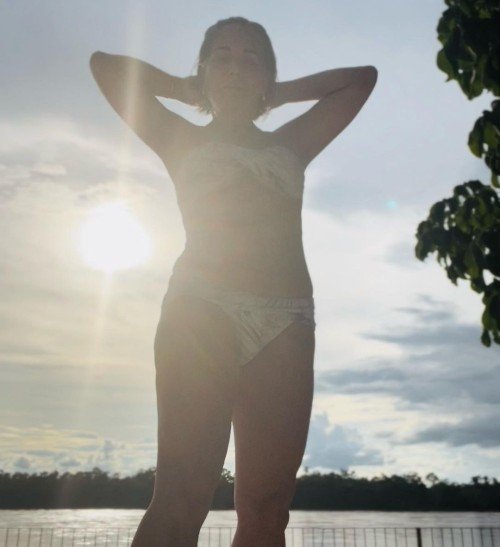 Aos 59 anos, Gloria Pires compartilha fotos de biquíni e marido elogia: 'Gata'