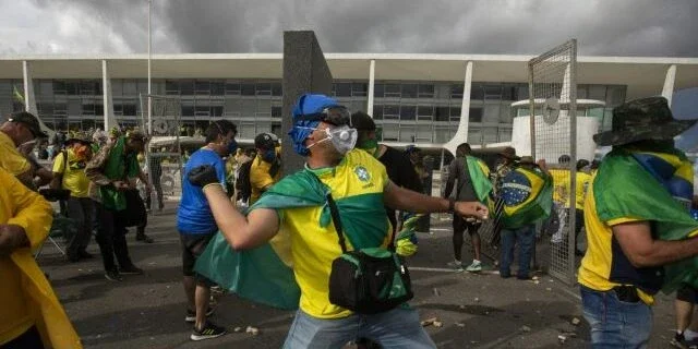 Vídeo: Marchinha de Carnaval que ironiza 
