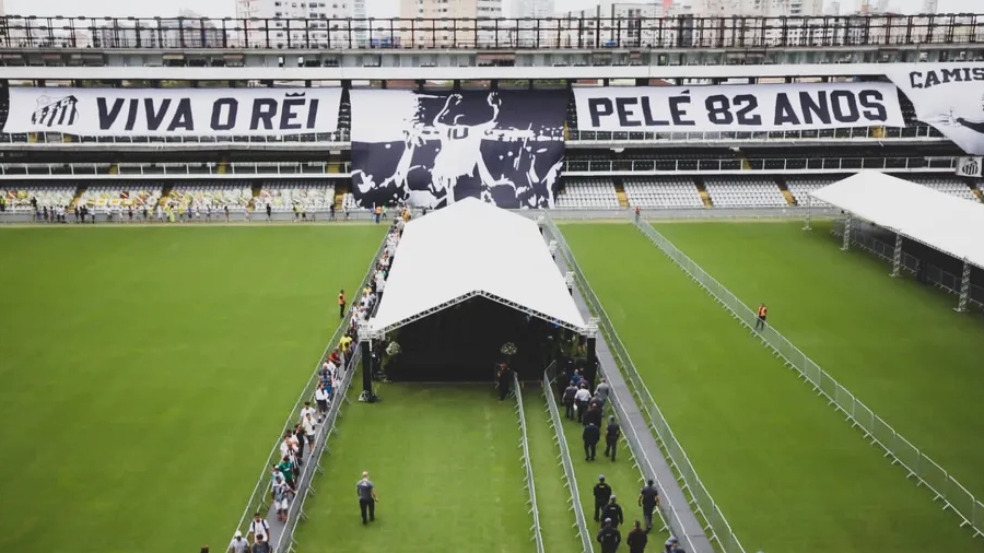 Imprensa internacional repercute o velório de Pelé na Vila Belmiro