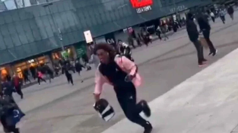 VÍDEO: Pânico em massa no shopping La Défense em Paris após homem cometer suicído