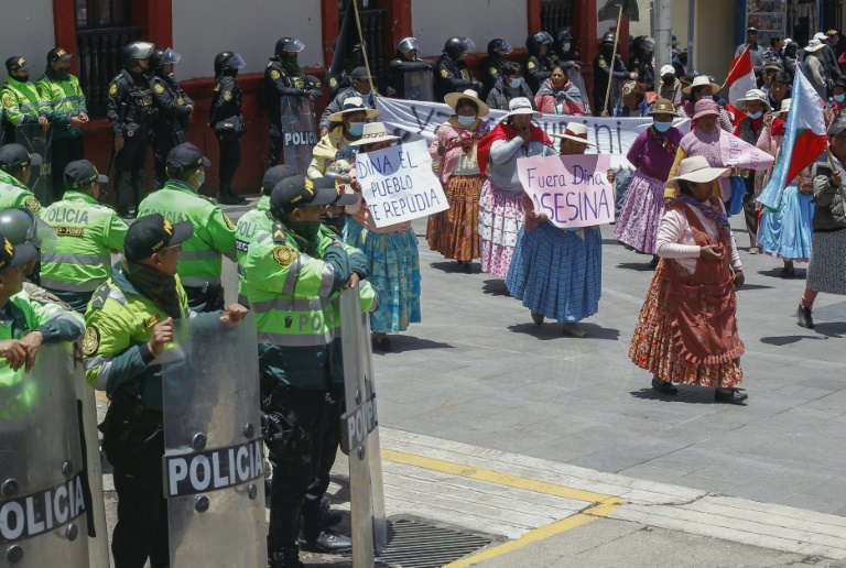 Especialistas analisam possíveis cenários para solucionar crise no Peru