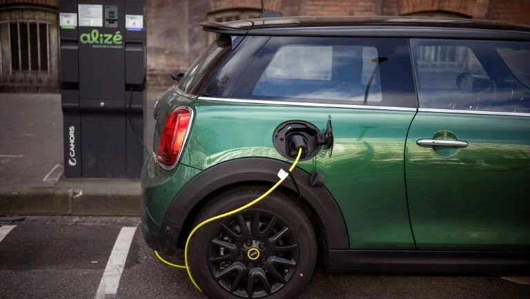 Veículos elétricos liberam mais emissões tóxicas e são piores para o meio ambiente, diz estudo