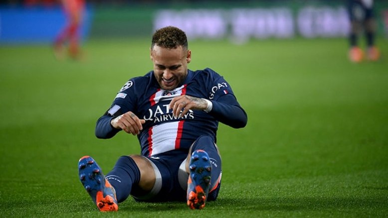 Neymar lamenta lesão no tornozelo 'de novo' e recebe mensagem de Mbappé