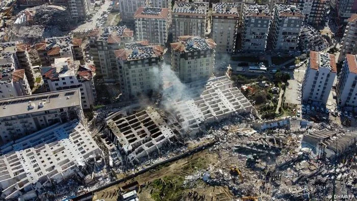 Número de vítimas de terremoto passa de 20 mil na Turquia e na Síria