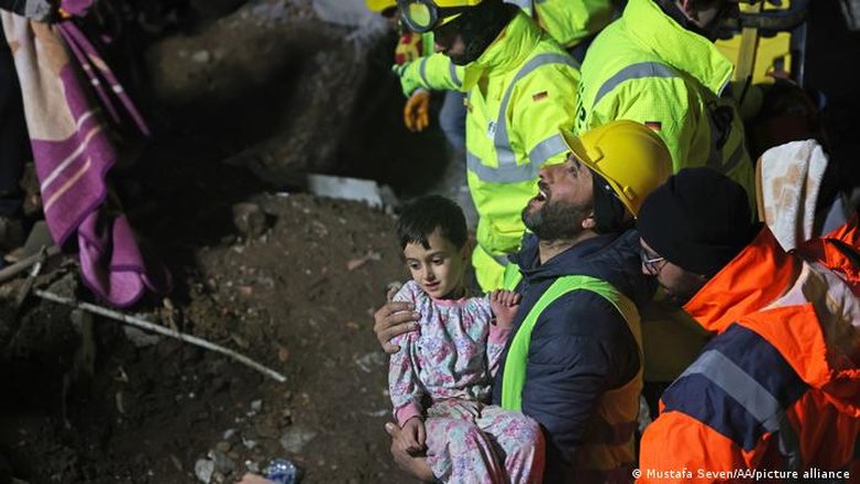 Três dias após terremoto na Turquia e Síria, socorristas ainda salvam vidas