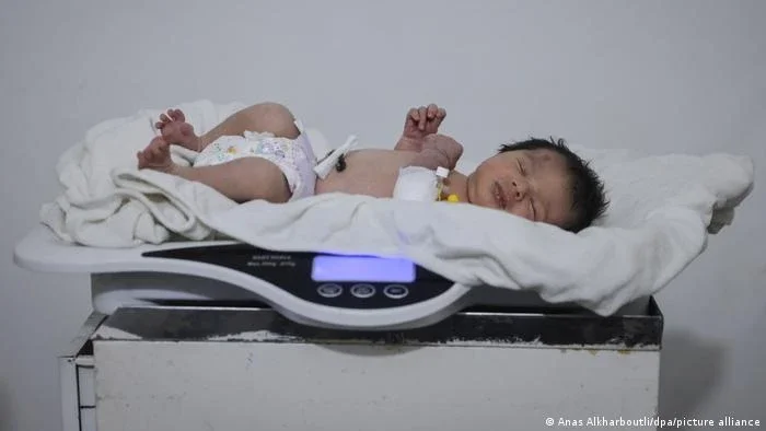 O destino da bebê nascida sob os escombros do terremoto na Síria