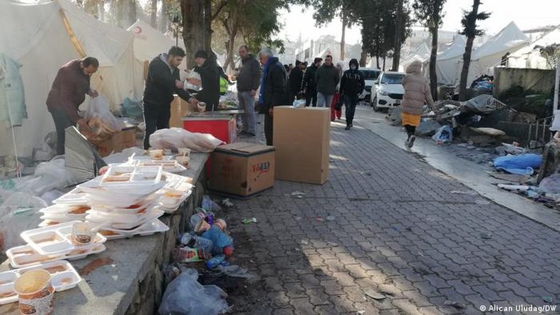 Lixo e falta de banheiros afligem sobreviventes na Turquia