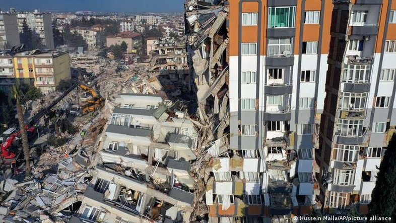 Turquia começa a prender empreiteiros de prédios que caíram