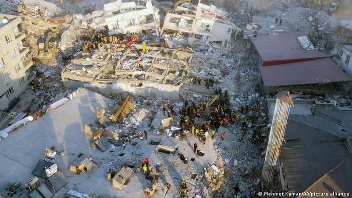 Mortes no terremoto passam de 30 mil, e ONU já estima 50 mil