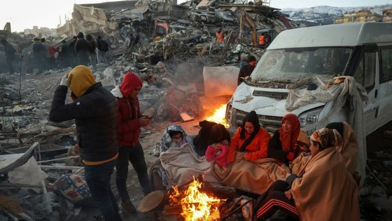 Mais de 16.000 mortos após terremoto na Turquia e Síria; frio agrava situação