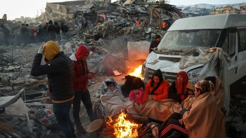 Mais de 16.000 mortos após terremoto na Turquia e Síria; frio agrava situação
