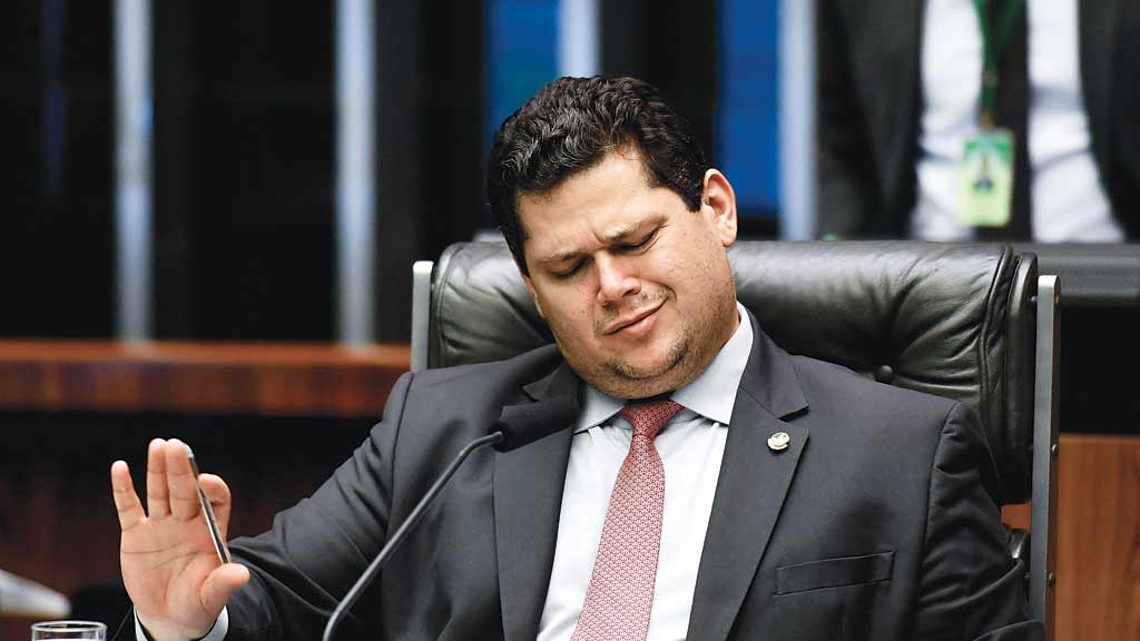 Alcolumbre ganha reforço e aumenta favoritismo para a presidência do Senado