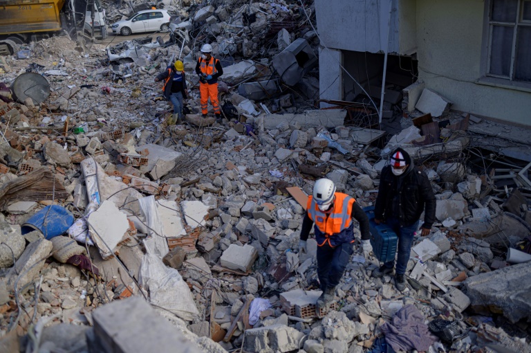 Três pessoas são encontradas com vida 13 dias após terremoto na Turquia