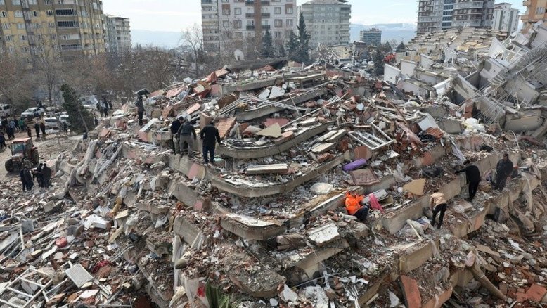 Turquia e Síria resgatam mais sobreviventes; balanço do terremoto supera 15.000 mortes