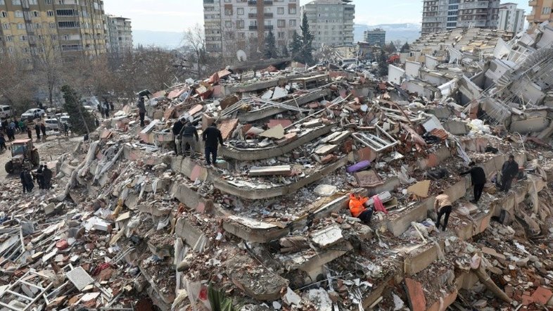 Número de mortos em terremoto na Turquia e Síria passa de 16 mil; frio agrava situação