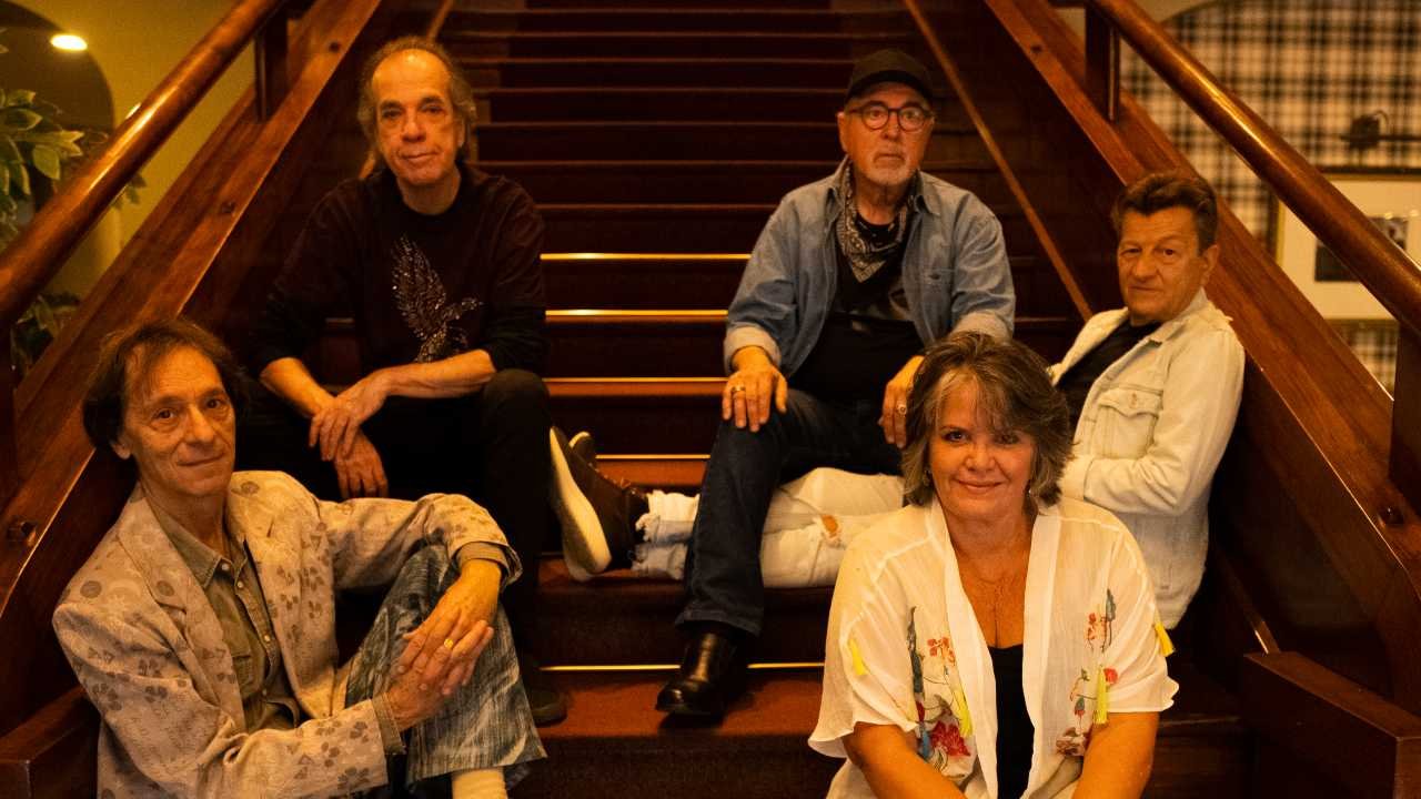 Com hits clássicos, banda Sunday leva animação das domingueiras ao Blue