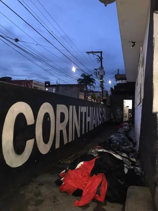 Organizada recupera bandeirão descartado pelo Corinthians em lixão