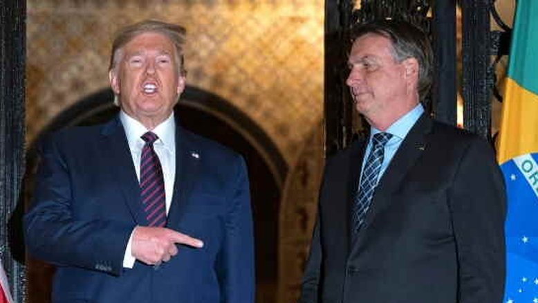 Em conversa com Trump, Bolsonaro diz que irá à posse 'se estiver com passaporte'