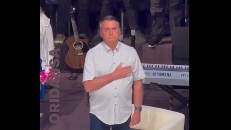 Eduardo Bolsonaro compartilha vídeo do pai chorando durante o hino e é detonado nas redes