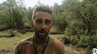 Participante de reality de sobrevivência queima pênis ao dormir ao lado de fogueira