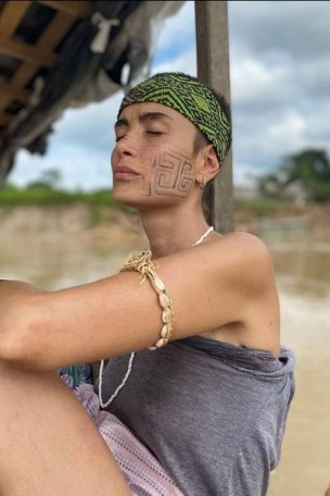 Fotos: Maria Casadevall troca Carnaval por retiro em aldeia com namorada 7 Fotos: Maria Casadevall troca Carnaval por retiro em aldeia com namorada