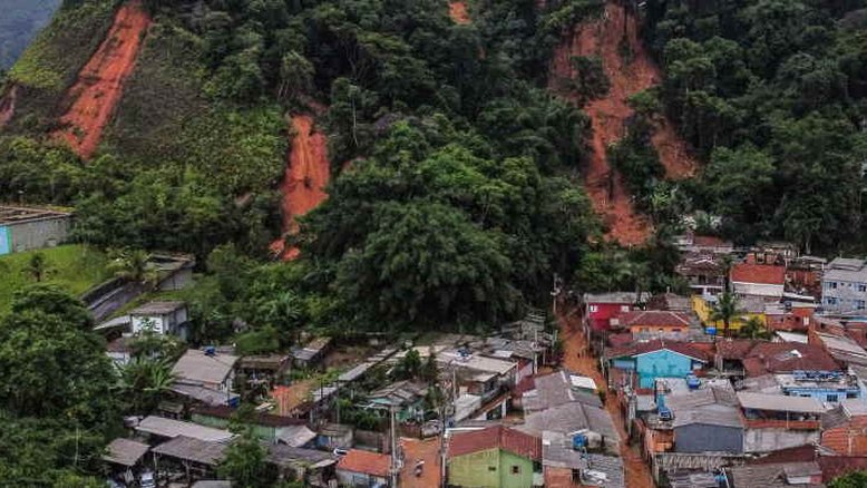 Número de mortes sobe para 44 no litoral de SP; governo prepara saídas marítimas para população