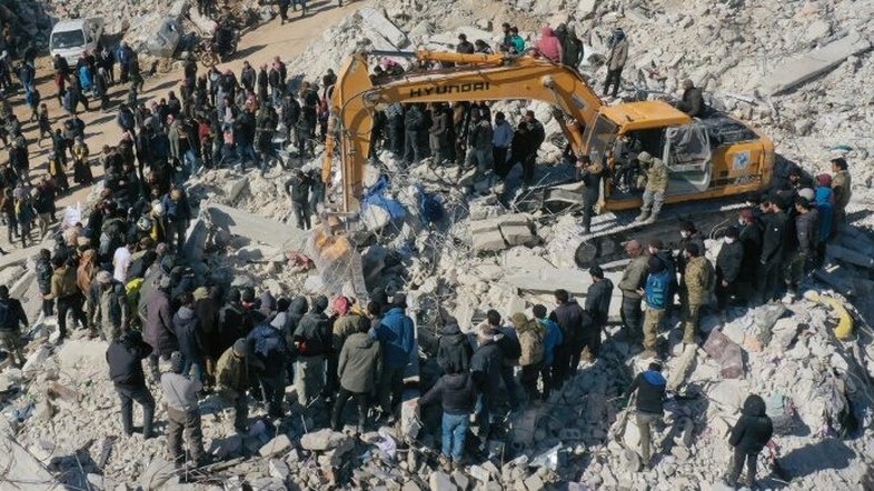 Número de mortos em terremoto em Turquia e Síria passa de 22.700
